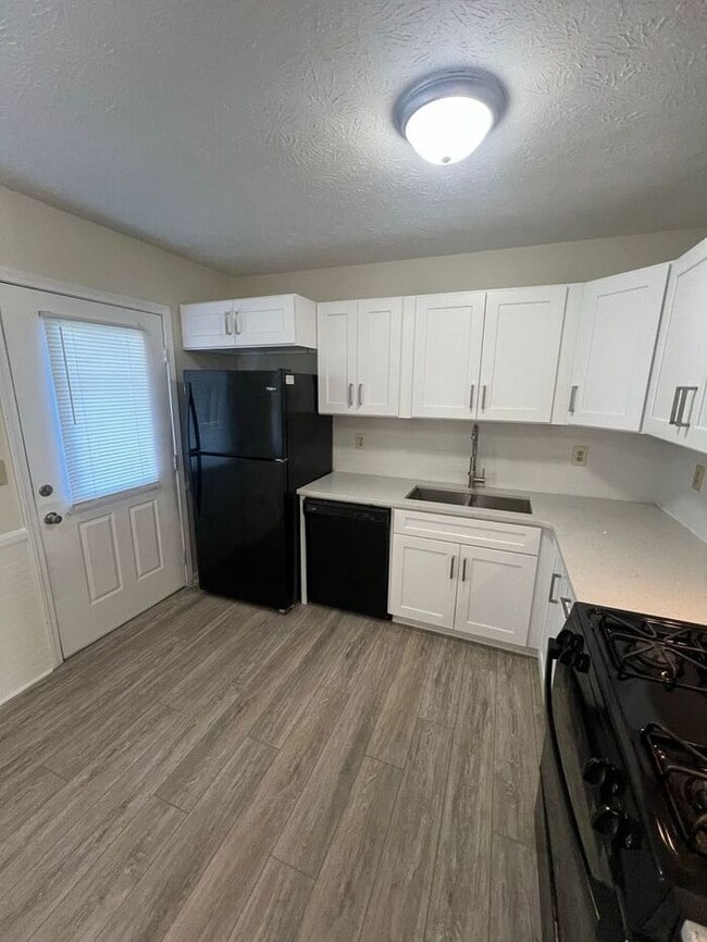 Building Photo - Ready Now! 2 bedroom and 1 bathroom !!!!
