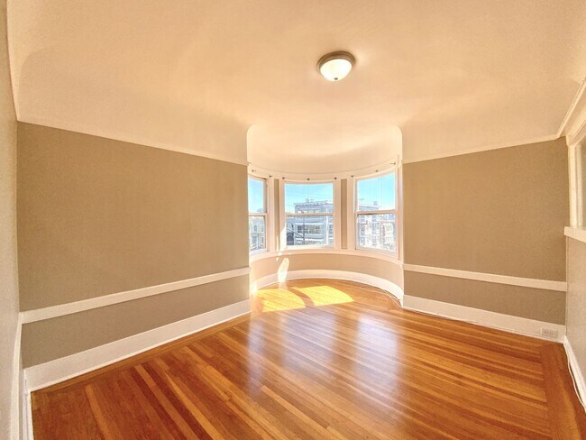 Foto del edificio - 1BR W/ Bonus Room. In-Unit LAUNDRY! DISHWASHER! PARKING AVAILABLE!