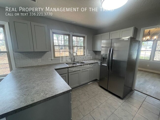 Building Photo - Rare Find 3bd/3ba + Bonus Room Home in Kin...