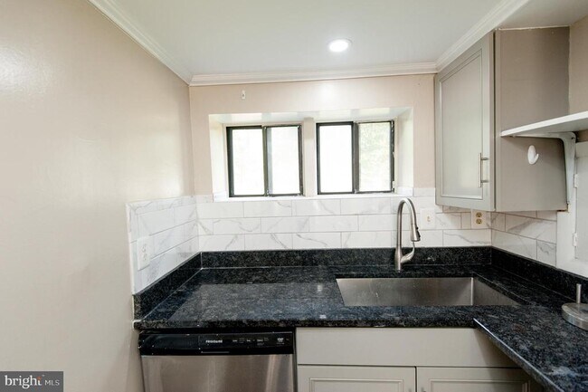 Foto del edificio - 6410 63rd Pl