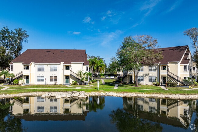 Edificios traseros con vistas al lago - South Bay Plantation Apartments