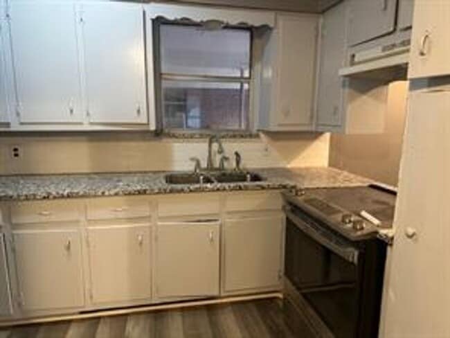 Building Photo - Walnut St Duplex