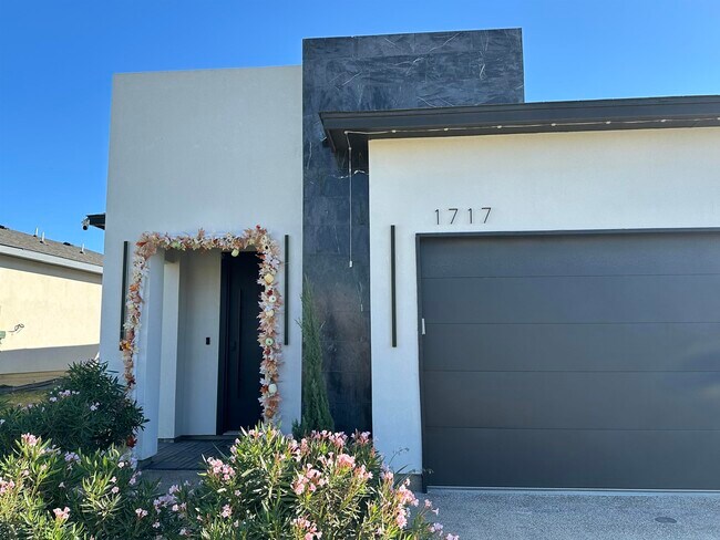Building Photo - 1717 Cordova Dr
