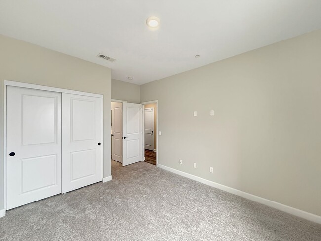 Building Photo - Great 4B/3.5BA Townhome in Oceanside!