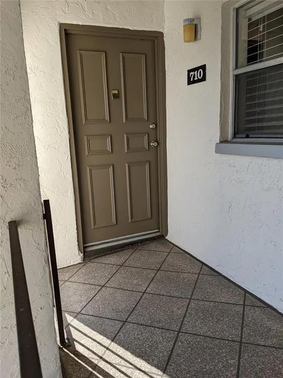 ENTRADA AL SEGUNDO PISO - 7701 Starkey Rd