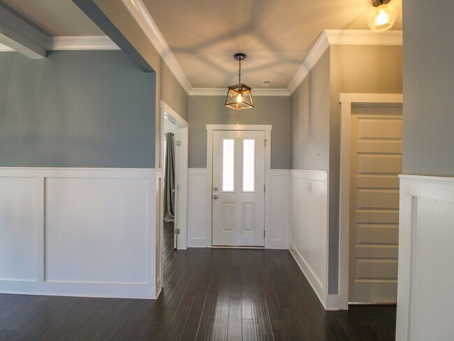 Building Photo - Great Location near Edgewater and Toyota F...