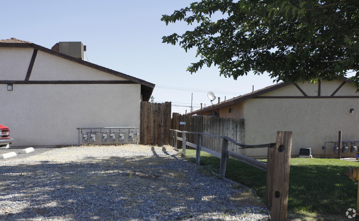 Building Photo - 15952 Sequoia Ave