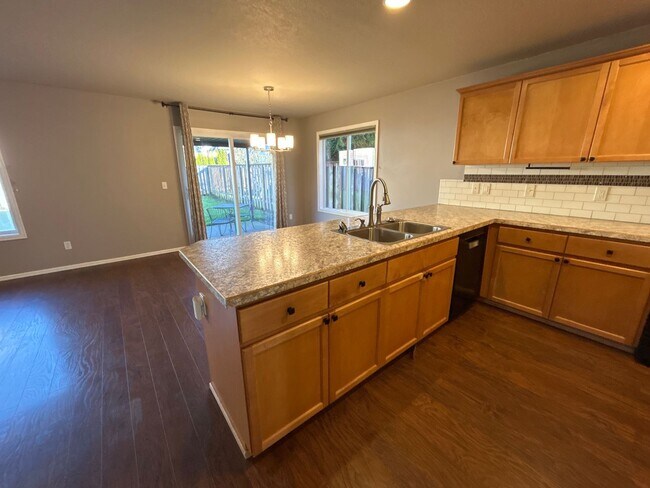 Foto del edificio - Beautiful 4 Bedroom Home in Desirable Willamette Landing!!