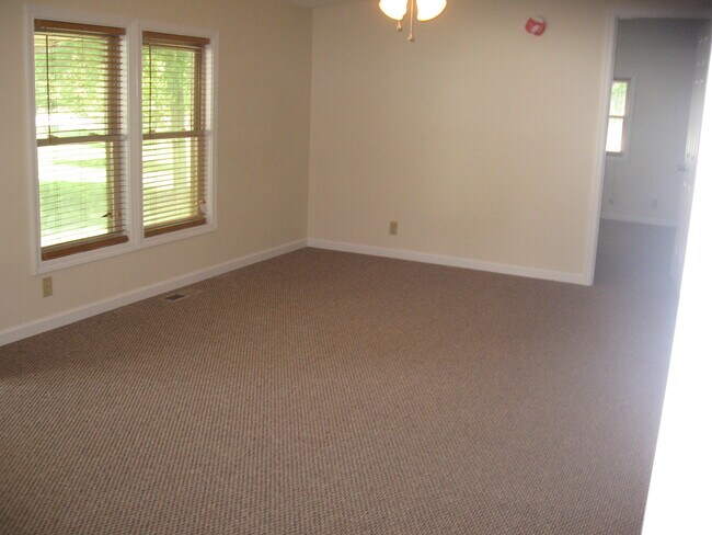 Foto del edificio - 445 Pembroke-Fairview Rd