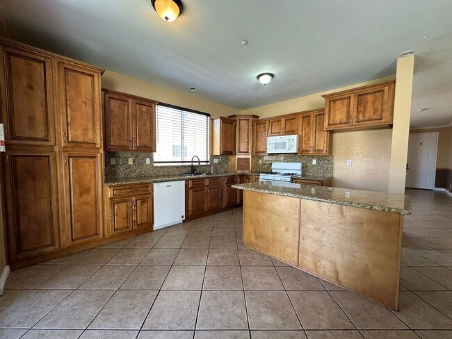 Building Photo - Luxury Living in Fontana: Exquisite 5-Bedr...