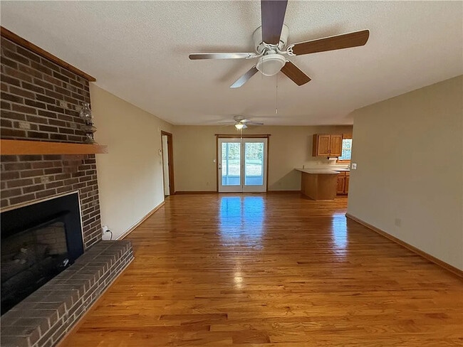 Building Photo - 3 Bedroom 2 Bathroom