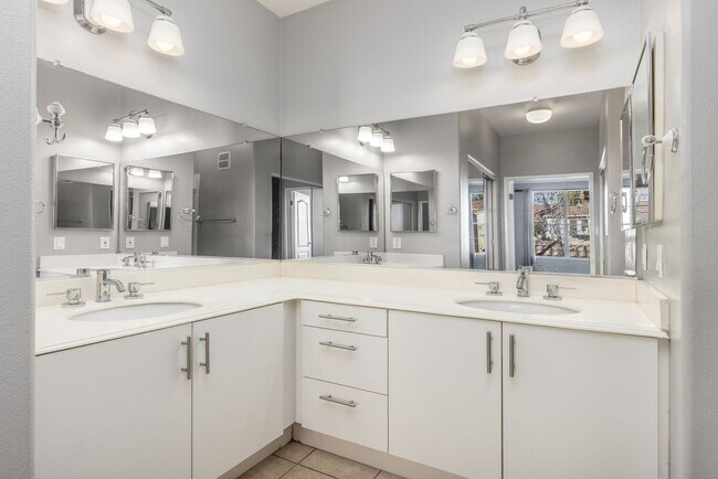 Foto del edificio - Beautiful Two Bedroom / Two Bathroom Condo Near Del Mar Beaches! 3D Tour Link Available!