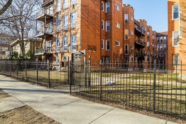 Building Photo - 1638 W Greenleaf Ave