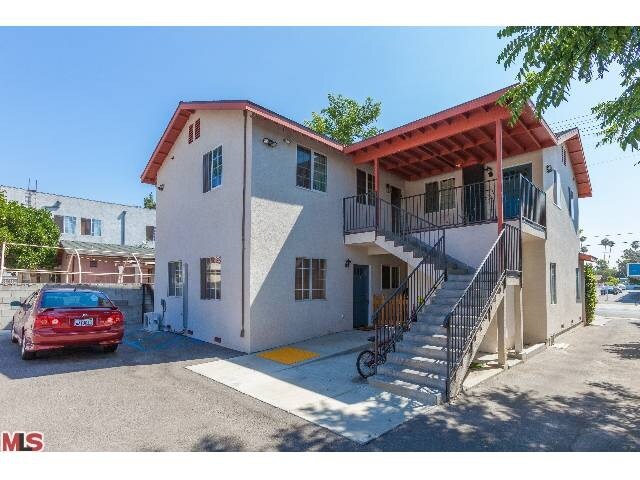 Foto del edificio - 6625 Sylmar Ave