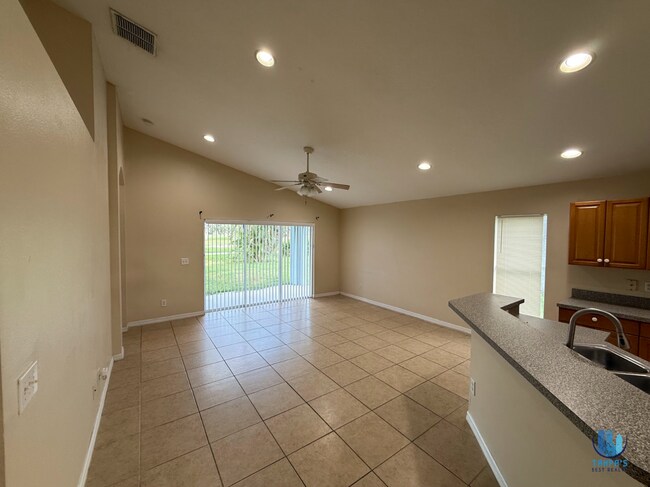 Foto del edificio - GORGEOUS 4 Bedroom, 2 Bath home with a 3 CAR GARAGE for rent!! *MOVE-IN SPECIAL*