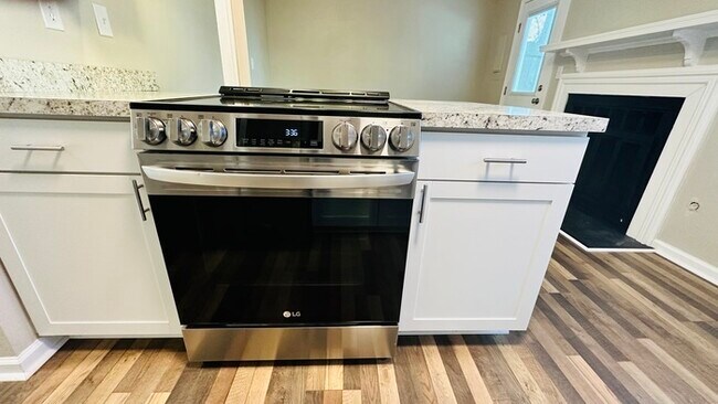 Foto del edificio - 3 BEDROOM END UNIT TOWNHOUSE FOR RENT IN V...