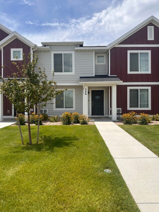 246 Portside Ln, Eagle Mountain, UT 84043 Townhome Rentals in Eagle