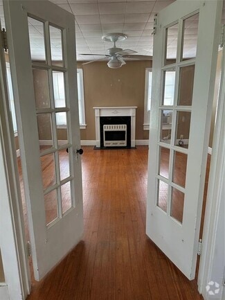 Building Photo - 913 Atchison St