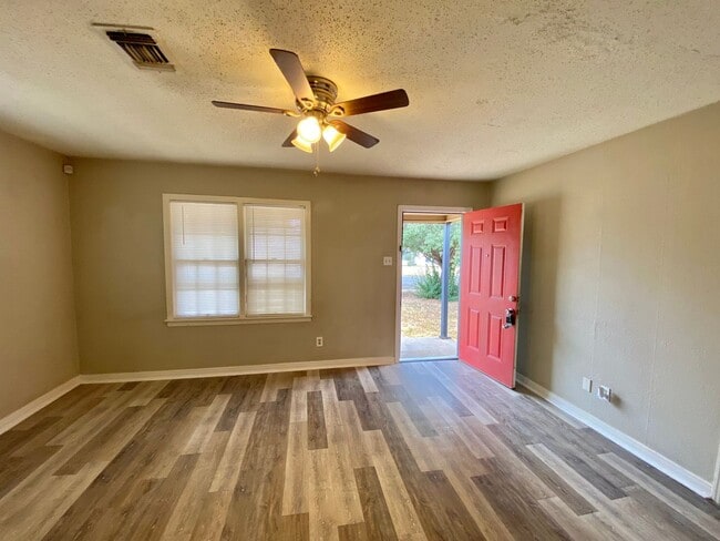 Building Photo - Updated 2 Bedroom Home Ready Now!