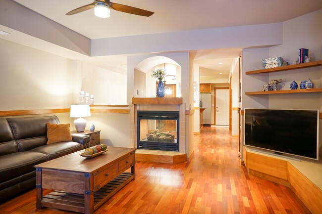 Foto del edificio - Executive Townhome - Walking distance to C...