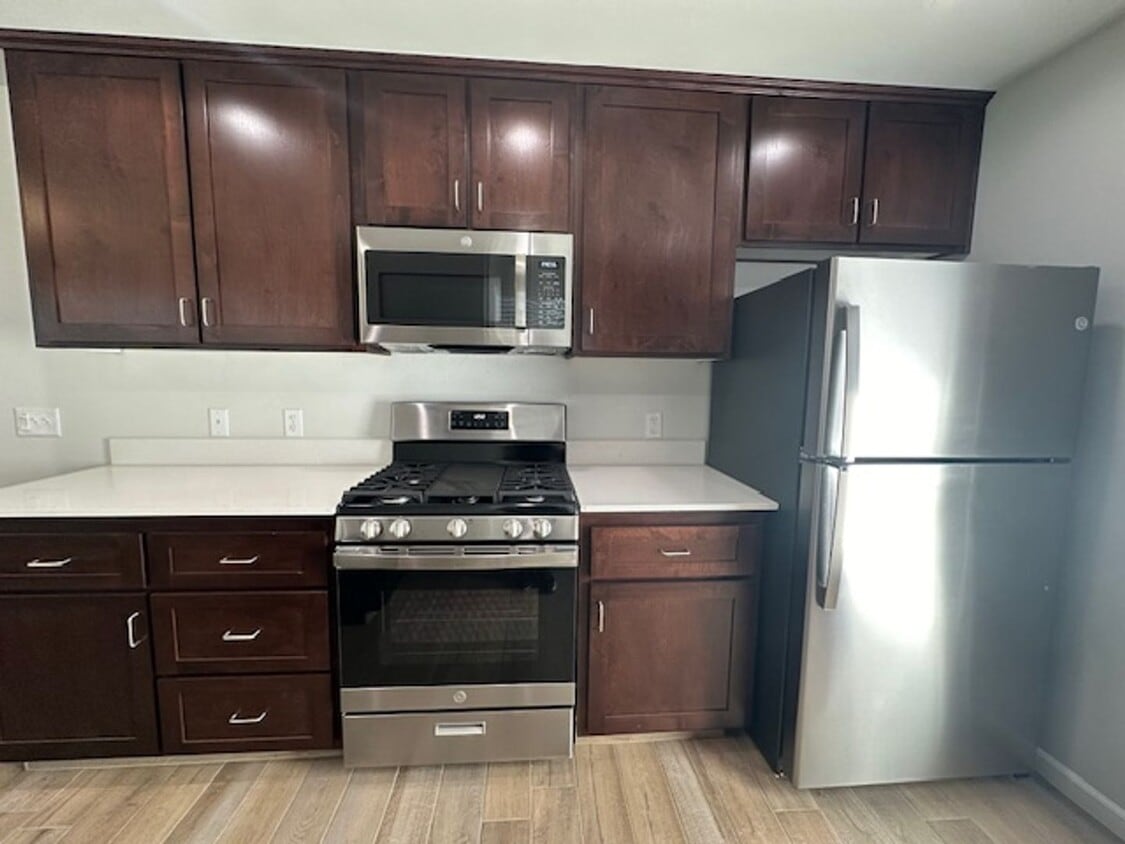 Building Photo - 2404-2404 Oakmont Cir