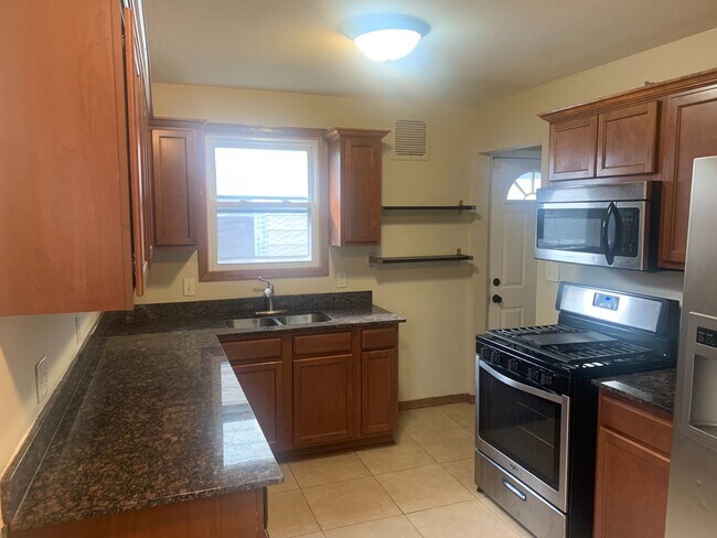 Building Photo - Great 3 bedroom 2 Bath house!!