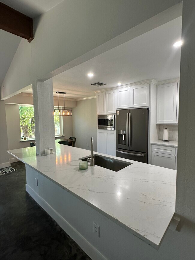 Foto del edificio - 6805 Silvermine Dr
