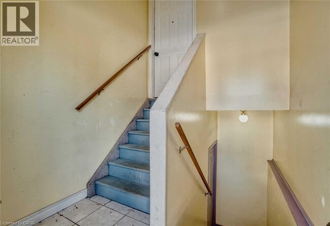 Building Photo - 747 Little Grey St