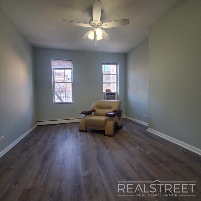 Building Photo - Large 2BR Railroad Apartment with EIK and ...