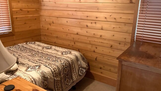 Building Photo - Furnished mountain cabin