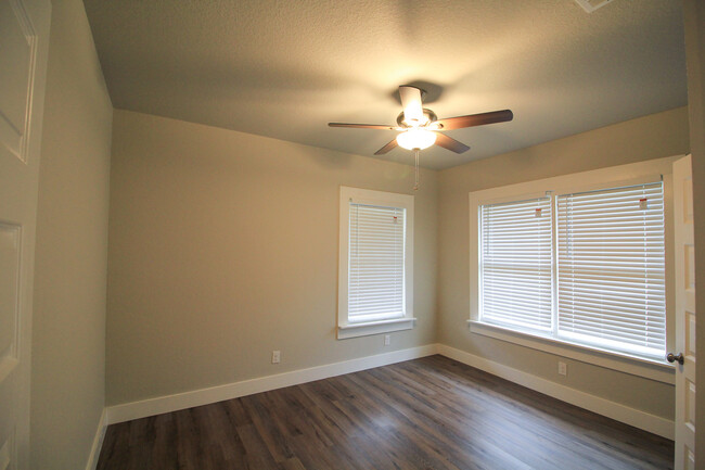 Building Photo - Historic 3/2 Adorable Remodel in Dignowity...