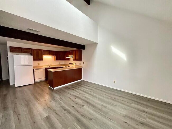 Building Photo - 425 Ponderosa Ave