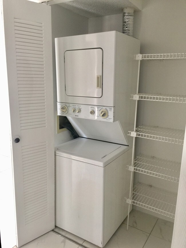 Foto del edificio - Lakeshore at University Park