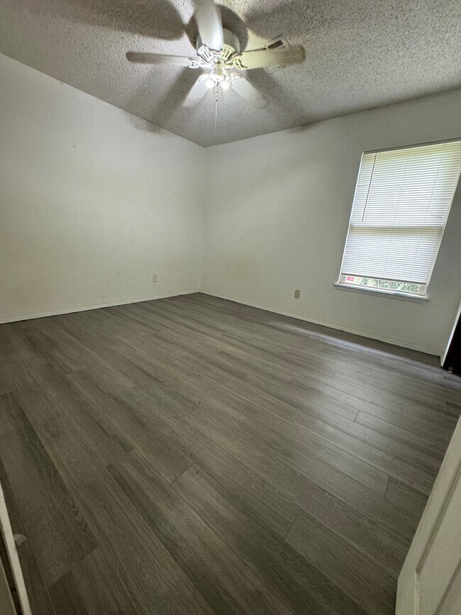 Building Photo - 4906 Vena Ln