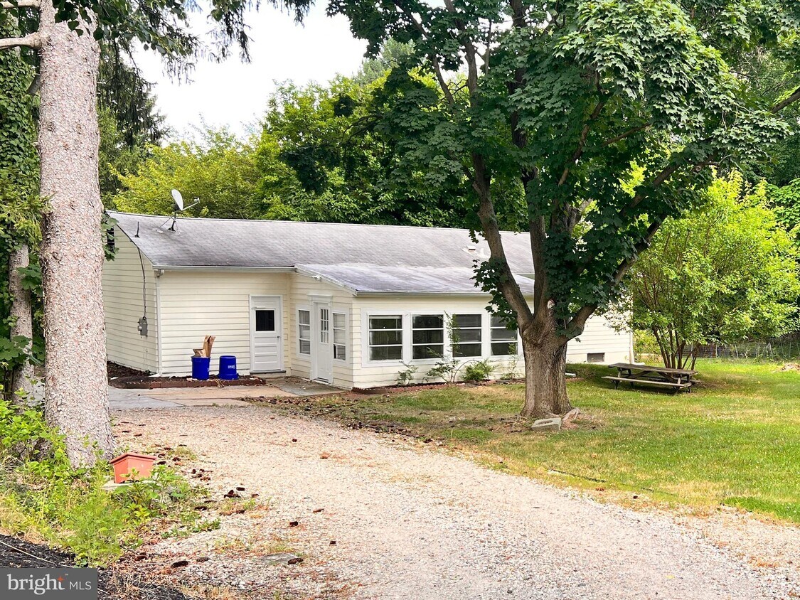 Primary Photo - 19 Mayfair Ct