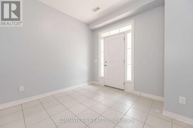 Photo du bâtiment - 7 Lakefront Dr