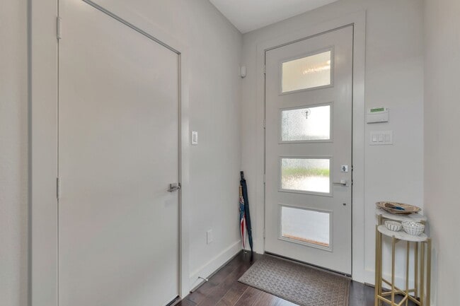 Building Photo - Stunning Home near Downtown Houston