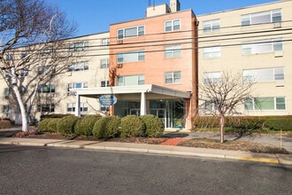 Building Photo - 292 Pequot Ave