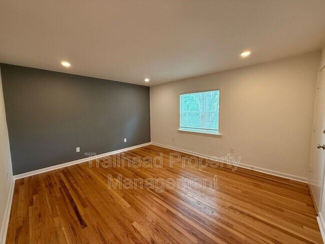 Foto del edificio - 6413 Brookside Rd