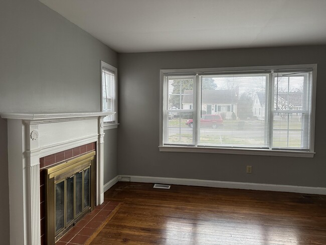 Building Photo - 635 Longview Dr
