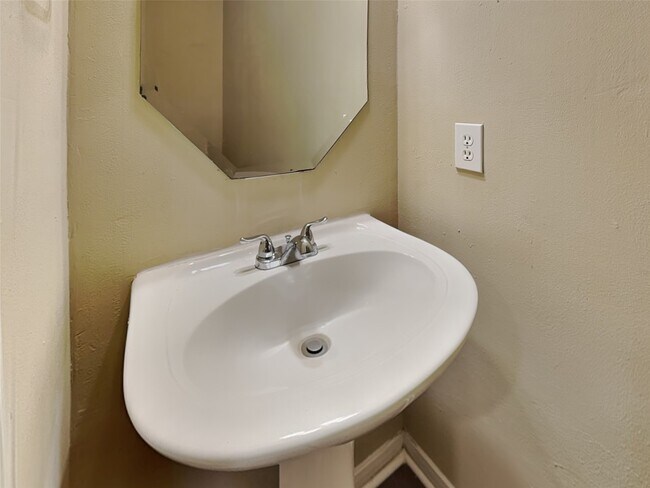 Foto del edificio - 11911 Lakewood Hills Dr