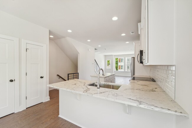 Building Photo - 342 E Cama St