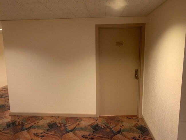 Building Photo - AMAZING STUDIO APARTMENT Near Medical Center w/ COMMUNITY POOL!