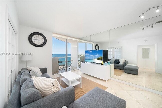 Foto del edificio - 6365 Collins Ave