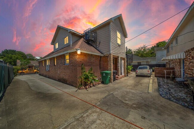 Building Photo - 2506 Wheeler Ave