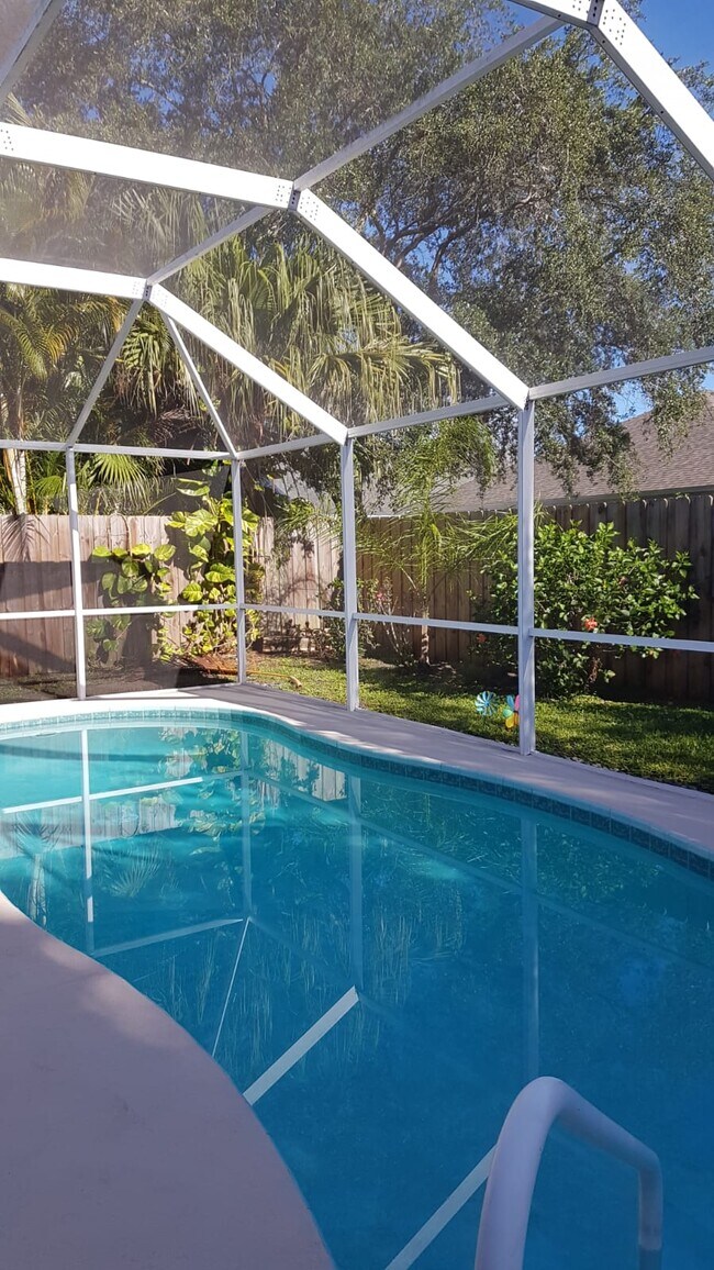Building Photo - 2561 Ventura Cir