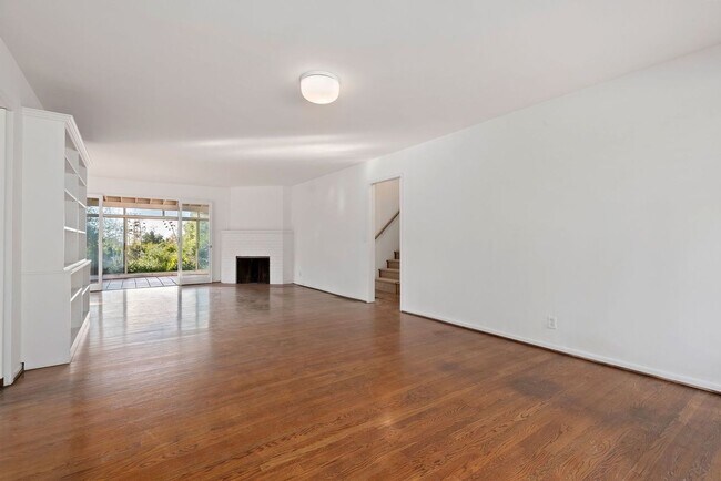 Foto del edificio - Located in the MUS - Unfurnished Serene El Bosque Home Available November