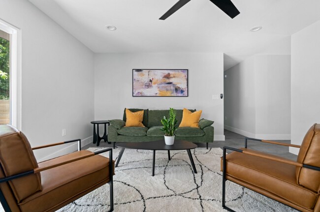 Foto del edificio - 2102 Falcon Hill Dr