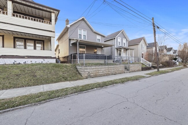 Building Photo - 1736 Bruck St