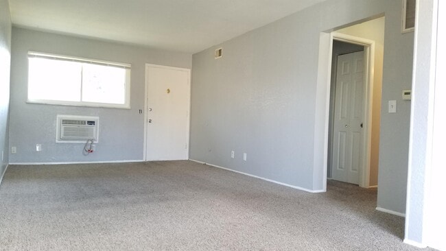 Building Photo - 2677 Shoreland Ave